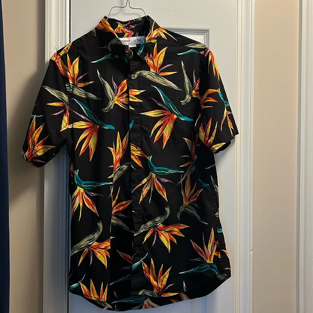 Men’s short sleeve shirt with no pocket.